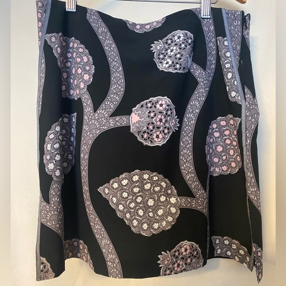 Golftini Elegant Black and Pink Patterned golf  Skort - Picture 2 of 3